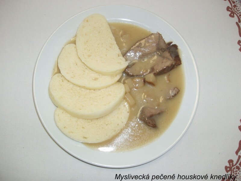 Myslivecká pečeně houskové knedlíky